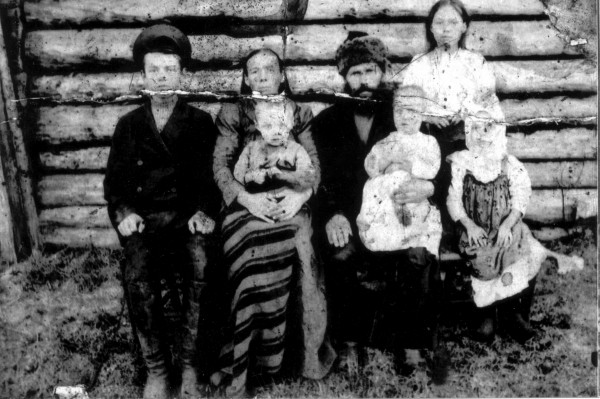 1918 г. Семья Фукаловых из д. Буланки.  Фотография семьи Кохановой (дочери Фукалова В.М.) 