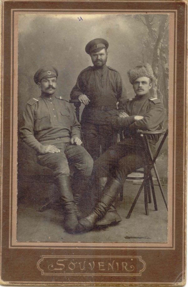 1917 г. 22 марта. Вострецовы Константин Иванович (1-й слева) и Александр Иванович  (3-й). 