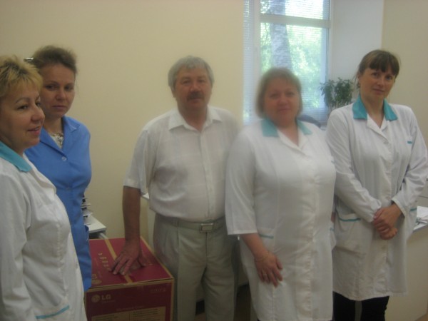 Лидер местного отделения Мансур Х. Башаров поздравляет медиков Сельской врачебной амбулатории в с. Лобаново 